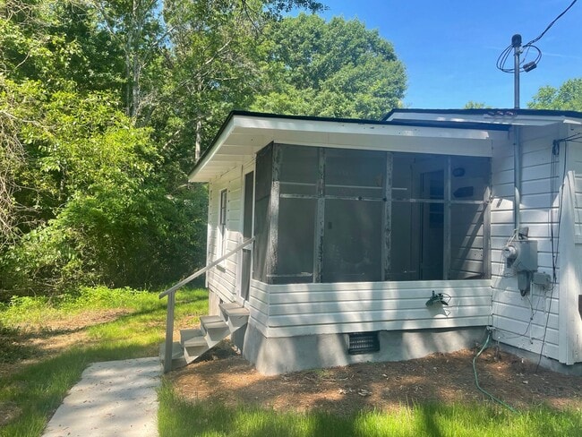 Building Photo - Charming Cottage on the Eastside Available Now