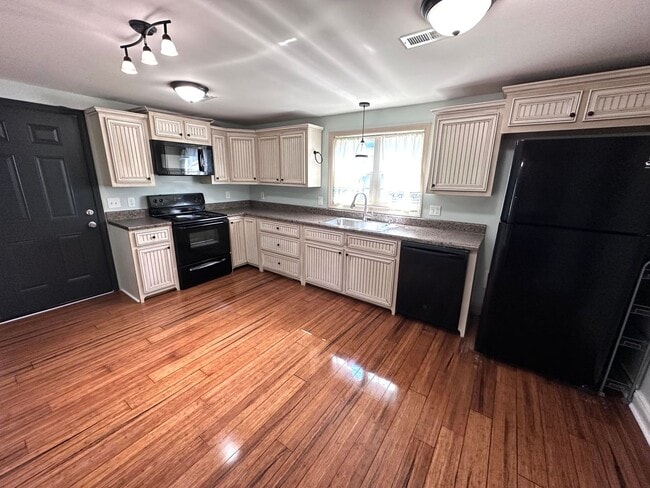 Building Photo - 2 Bedrooms, 1 Bathroom - House in Celanease!