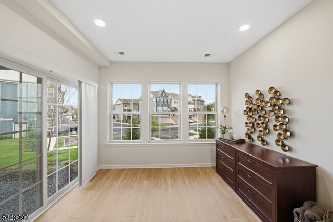 Building Photo - 19 Dahlia Dr