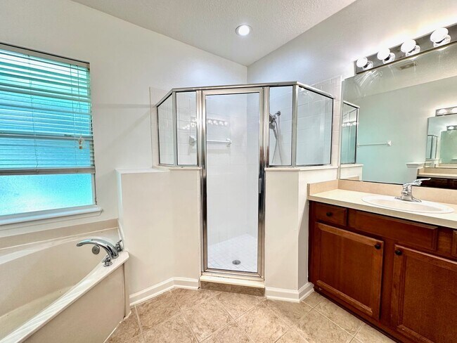 Building Photo - North Hampton! Amenities Galore! 4 Bed, 3 Bath!