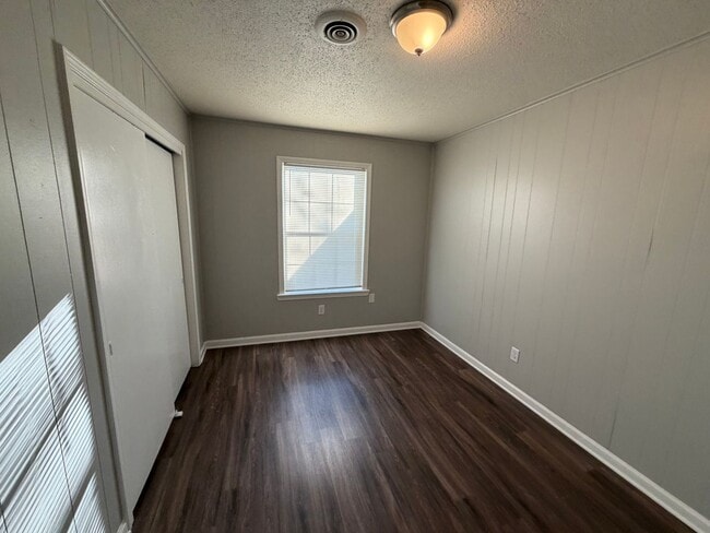 Building Photo - 6360 Greenbriar Dr