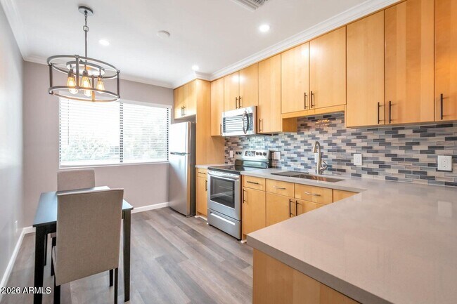 Building Photo - 721 E Montebello Ave