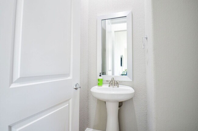 Building Photo - 1223 W 19th St