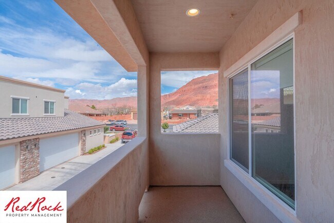 Building Photo - 3 Bedroom, 2.5 Bathroom Townhome in Ivins City