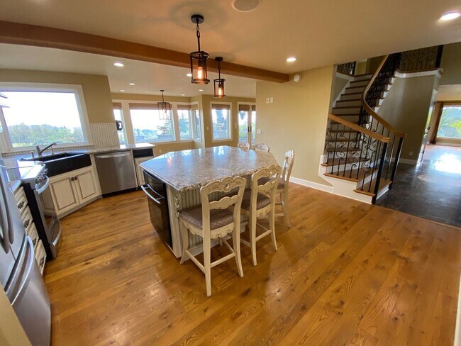 Building Photo - 5bd/5ba +HUGE BARN & SHOP - Absolutely LUX...