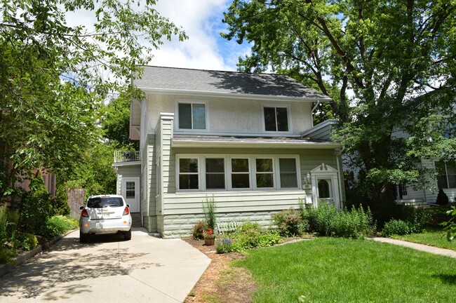 Stately single family home tucked away in a safe, convenient neighborhood - 807 6th St SW