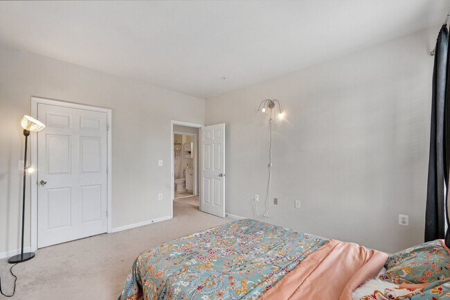 Building Photo - Stylish 3-Level Condo with Garage in Prime...