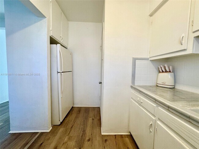 Building Photo - 4740 Pine Tree Dr