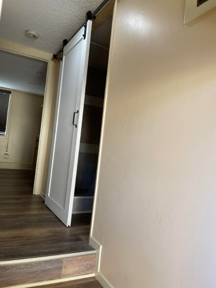 Building Photo - 504 W Hillsdale St