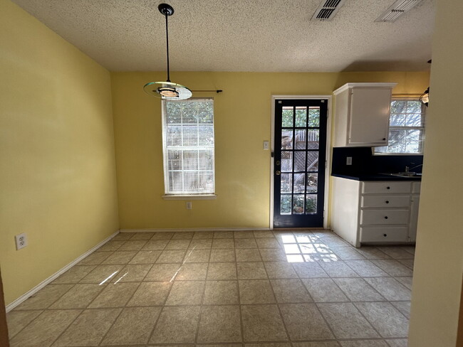 Building Photo - Beautiful House Located On Cul-De-Sac & Do...