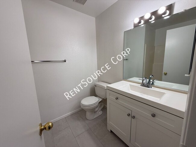 Building Photo - 1601 Cactus Dr