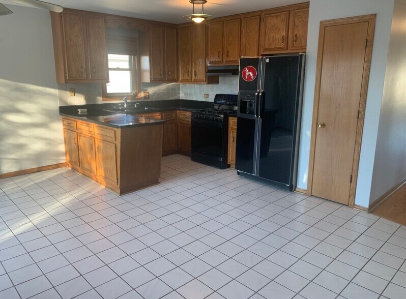 Building Photo - 8826 N Chester Ave