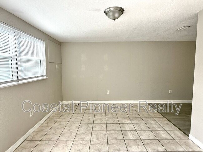 Building Photo - 2576 42nd Ave N