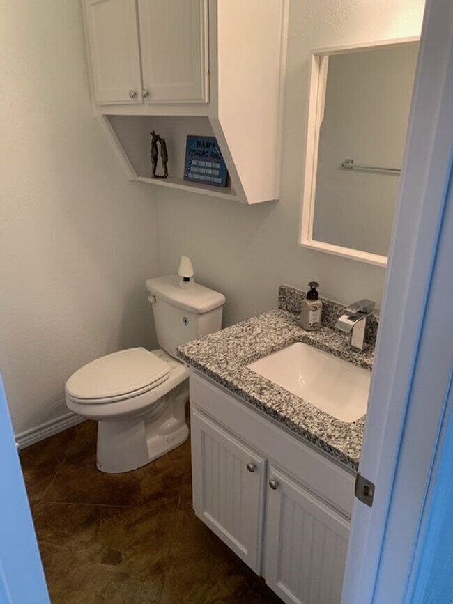 Building Photo - Updated Baylor Furnished Condo