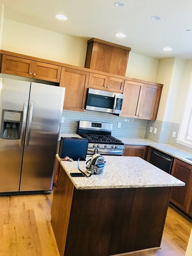 Building Photo - Townhouse Charmer in River Terrace Neighborhood!