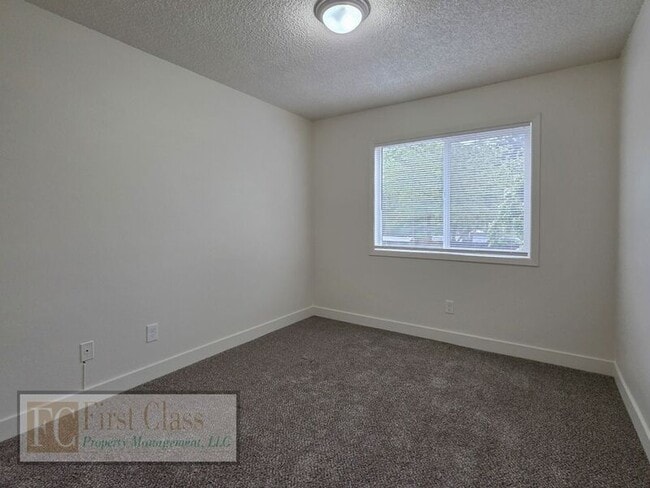 Building Photo - 17140 SW Heritage Ct