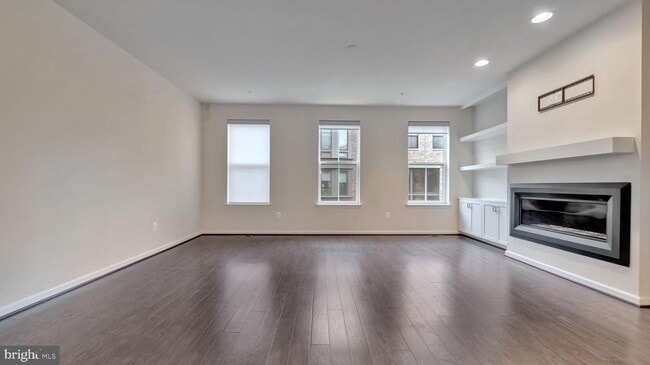 Building Photo - 513 Riversail Ln