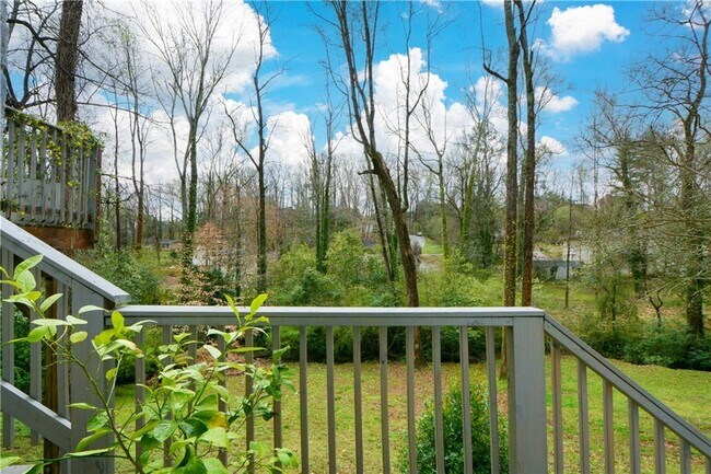 Building Photo - 643 Navarre Dr