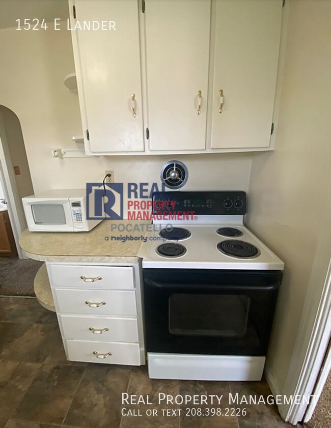 Building Photo - 3 bedroom 2 bath Home