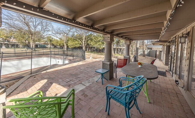 Building Photo - Stunning 4 Bed 3 Bath with a Pool!