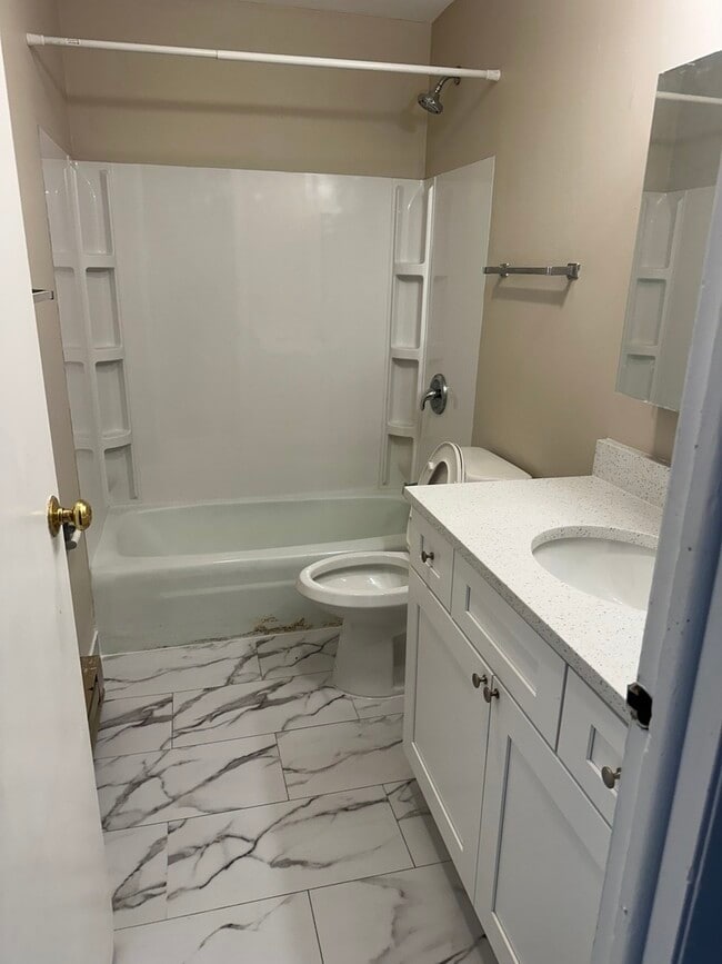 Building Photo - 1015 N Farnsworth Ave