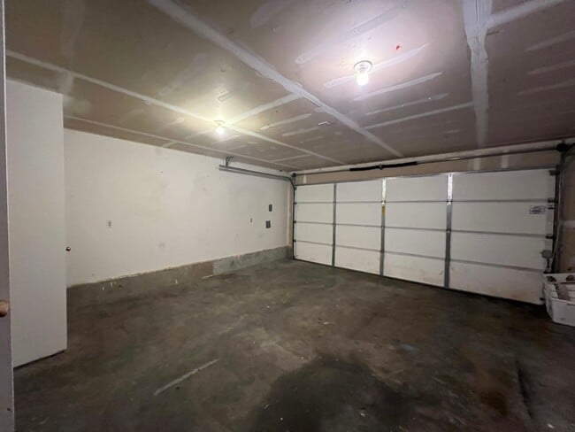 Building Photo - 4 Bed 2 Bath 2 Car Garage Unit Close to WWU and Fairhaven