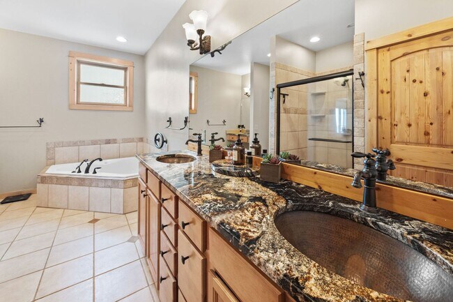 Building Photo - Spacious 6-bedroom, 4.5-bathroom home is i...
