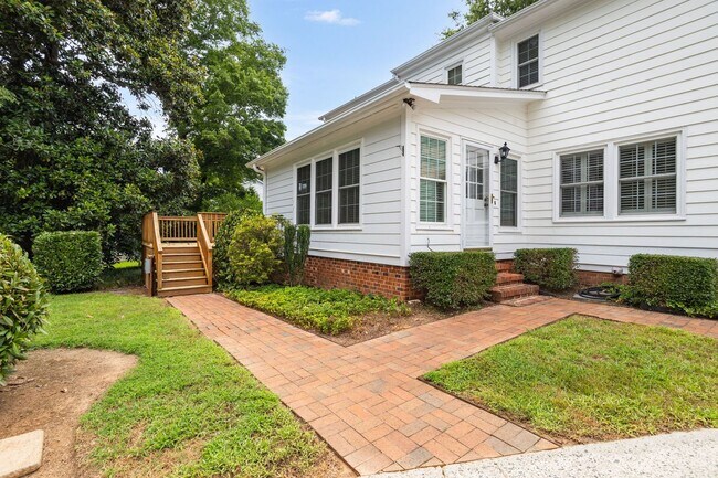 Building Photo - Classic Country Club Elegance