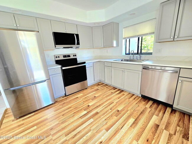 Building Photo - 484 Poinciana Dr