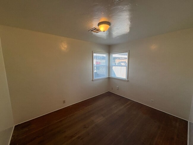 Building Photo - Cozy Home On Spacious Lot near Ballpark Rent Ready!