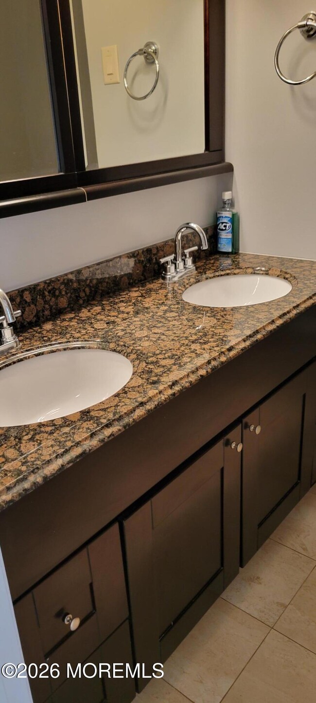 Building Photo - 61 Essex Dr