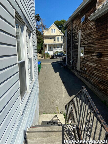 Building Photo - 569 Main St