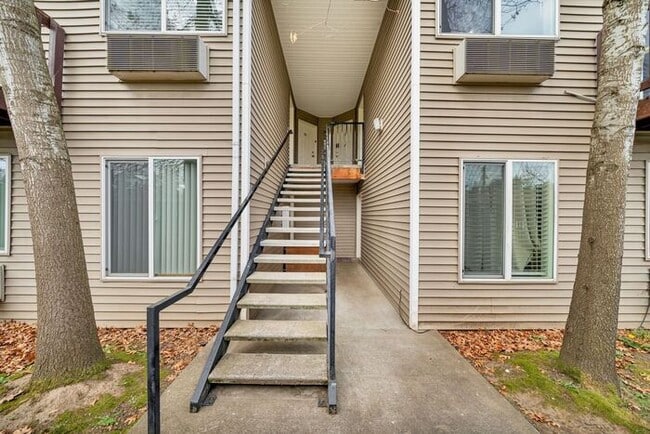 Building Photo - 2 bedroom 1.5 bath Condo! Washer and Dryer in unit!!