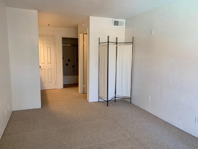 Building Photo - 1 BEDROOM / 1 BATHROOM - MISSION VALLEY (W...