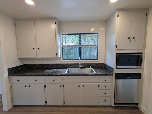 Building Photo - 3 BR / 2 BA Single Story Home in Serra Mesa