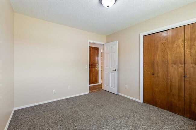 Building Photo - 2102 Canary Ave