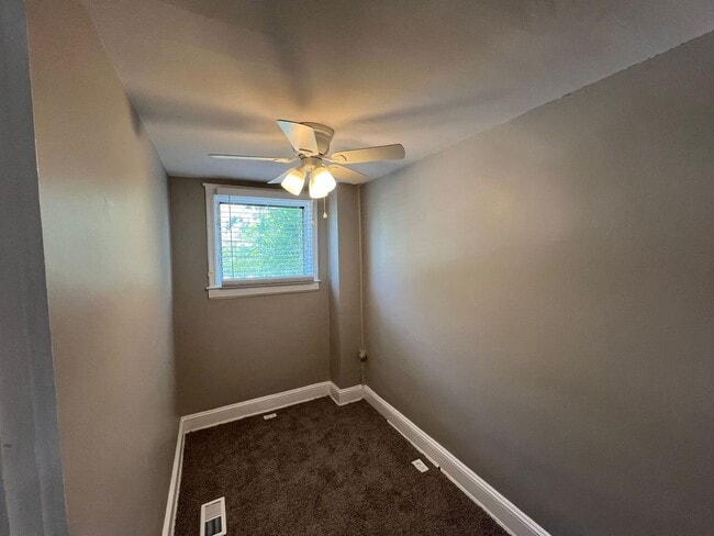 Building Photo - Charming 3 bedroom, 1 bathroom home locate...
