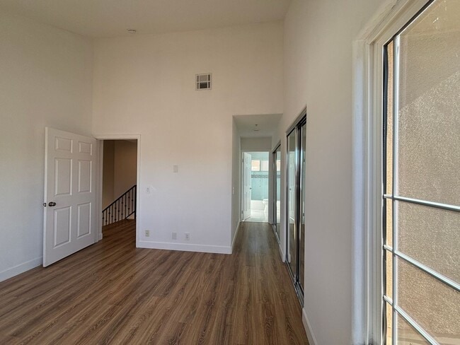 Building Photo - Remodeled 3 Bed 3 Bath Townhome for Rent in Glendale, CA