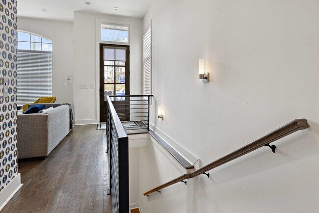 Building Photo - 3206 West End Cir