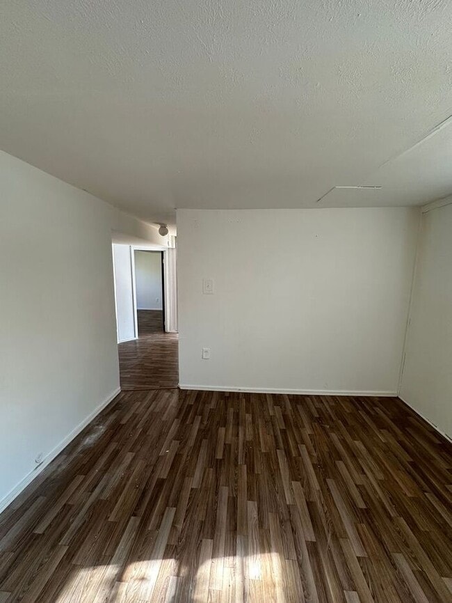 Building Photo - Charming Split-Level Single-Family Home – 5 Bed | 2 Bath