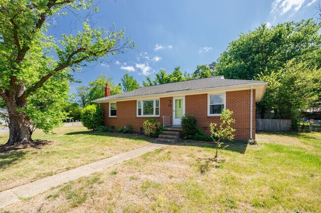 Building Photo - Beautiful 2 Bedroom Corner Lot Property Near Forest Hill Ave ***Available May 2026***