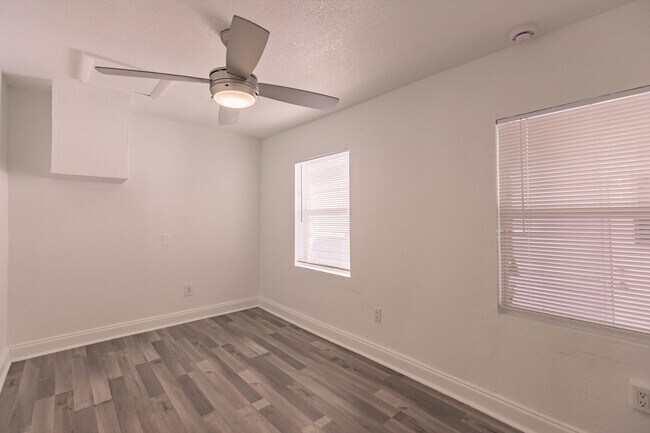 Building Photo - 808 N Palmway