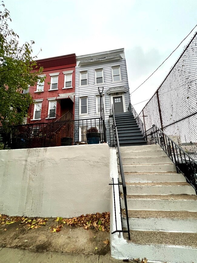 Building Photo - 25 Whitman Ave