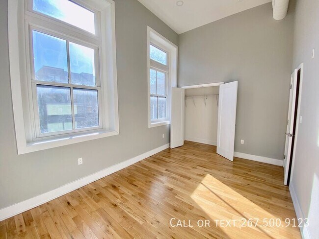 Building Photo - 1523 W Girard Ave