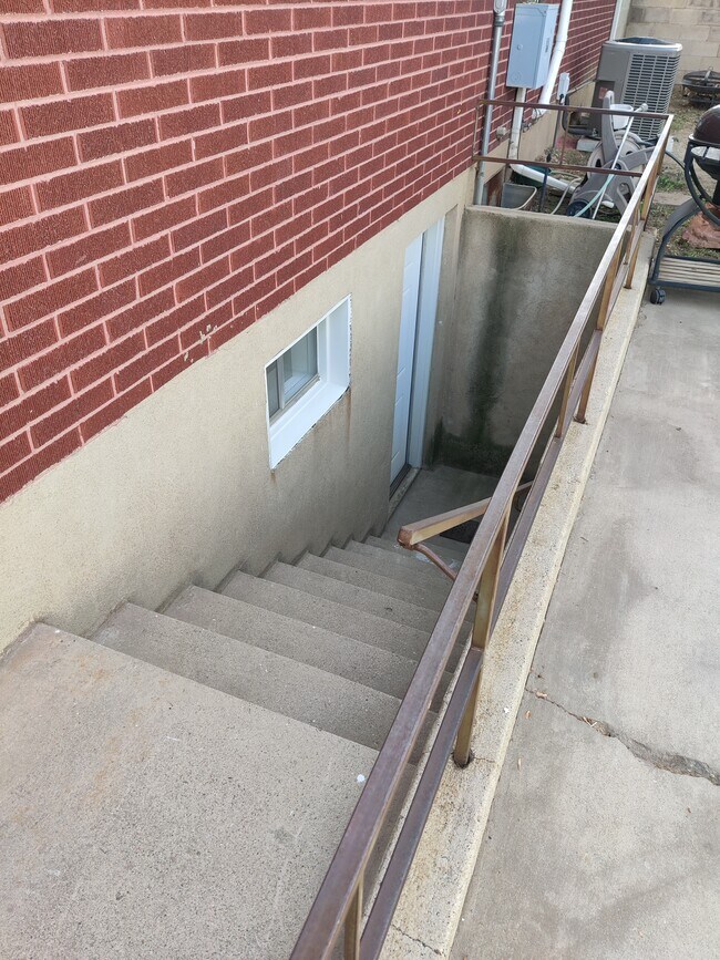 Building Photo - 255 E Tennyson Ave