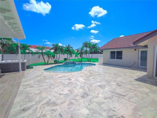 Building Photo - 5780 Sun Pointe Cir