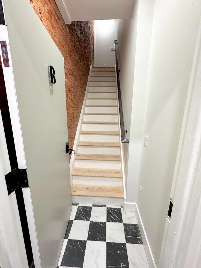 Building Photo - 116 E Huntingdon St