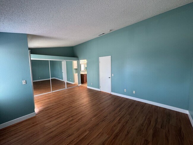Building Photo - Move in Ready - Spacious 3 bed 2 bath Upda...