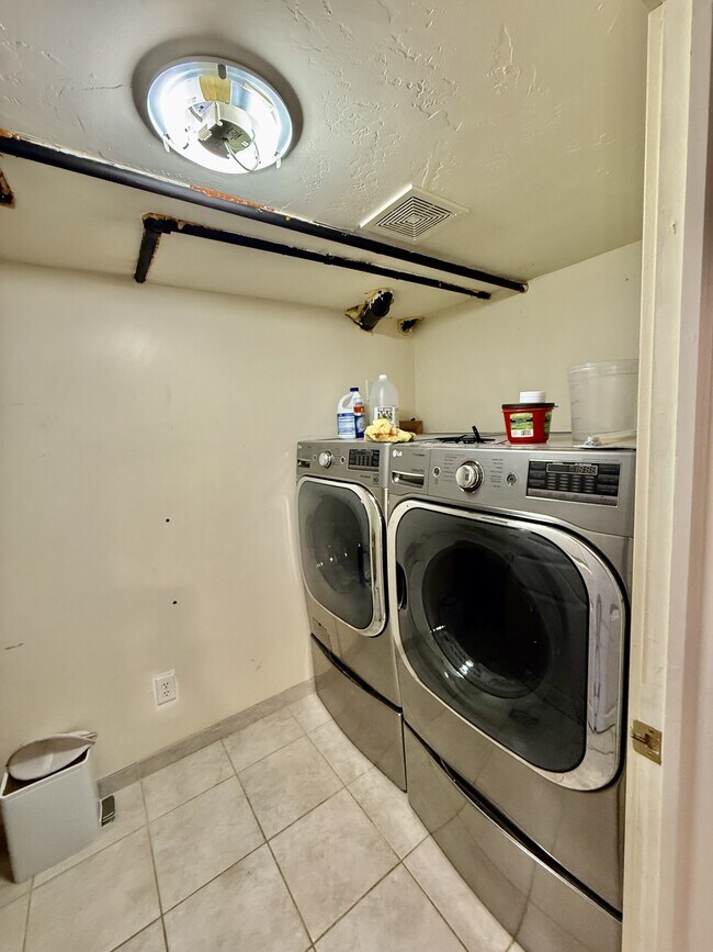 Building Photo - 1228 Bryan Ave