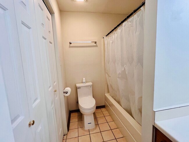 Building Photo - 104 Belaire Dr